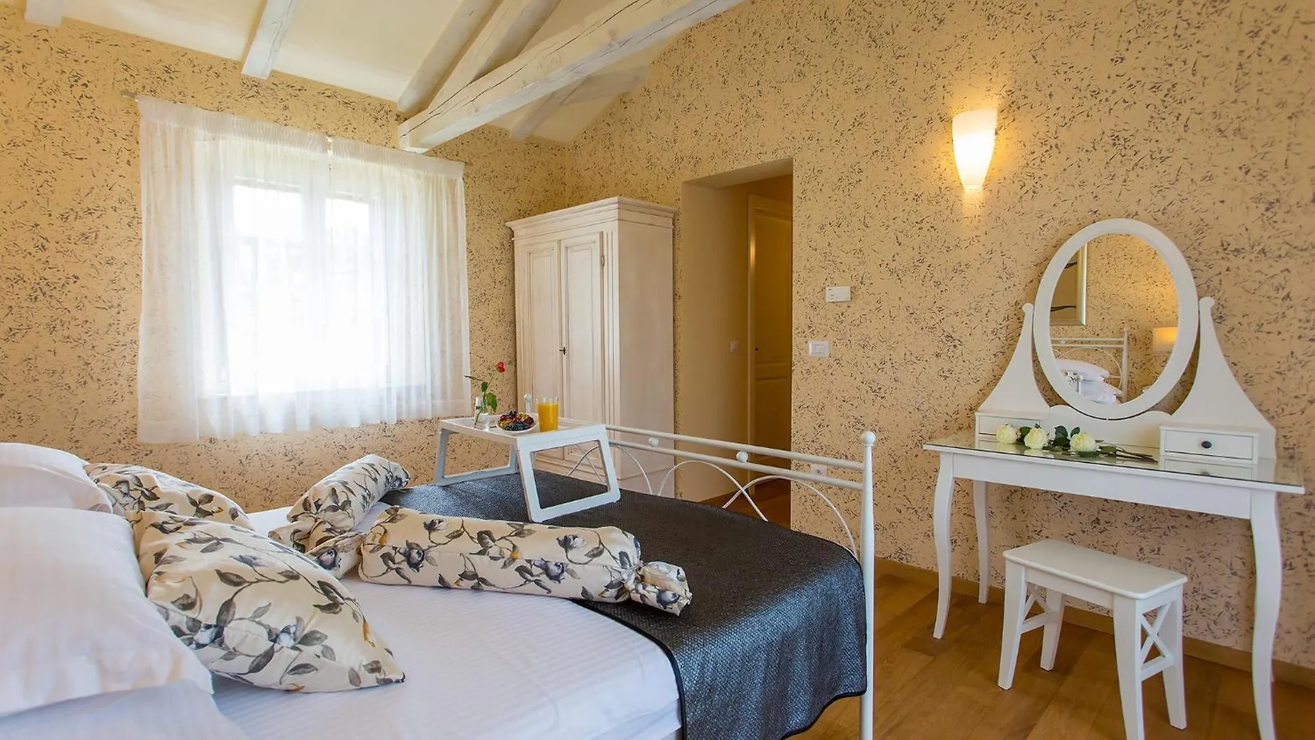 Beautiful Villa Stupenda With Whirlpool In Porec Montižana